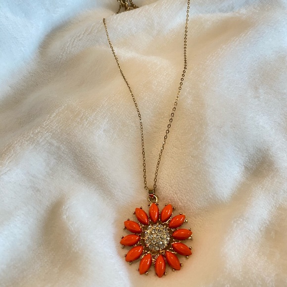 Flower pendant - resin stone and gold-tone brass - Picture 3 of 6